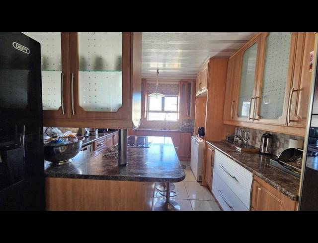 5 BEDROOM HOUSE FOR SALE IN PROTEA GLEN EXT